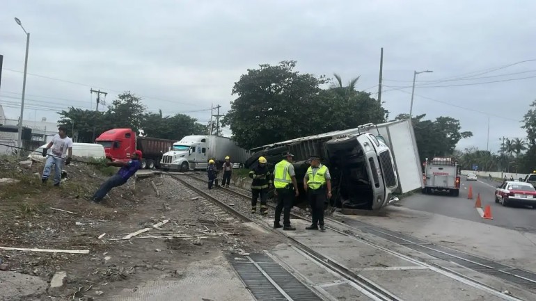 Revista Fundamentos - Choca tren con tractocamión en carretera Veracruz ...